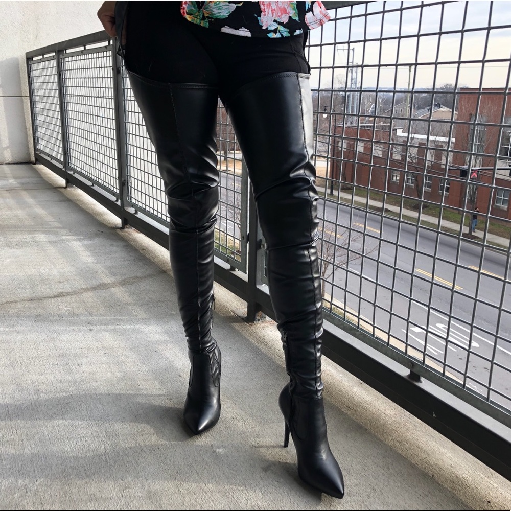 Thigh high belted boots - Picture 4 of 4